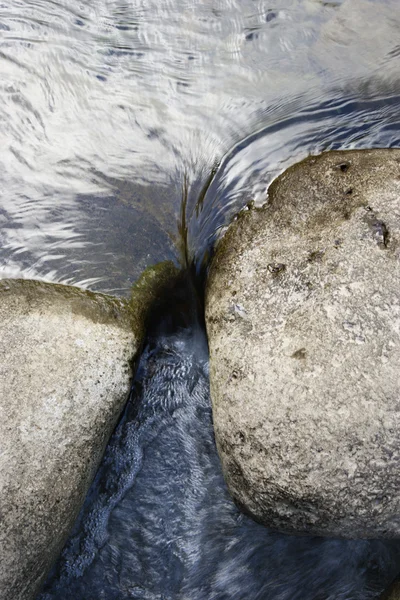 Felsen im Wasser. — Stockfoto