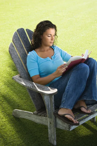 Kvinnliga läsa bok. — Stockfoto
