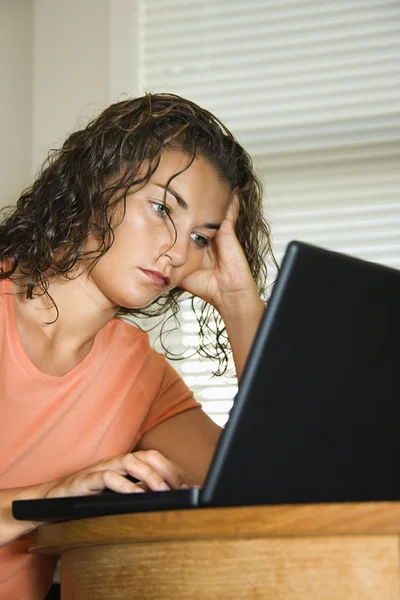 Vrouw op laptop. — Stockfoto
