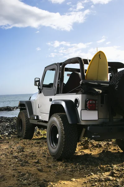 SUV y tabla de surf en la playa —  Fotos de Stock