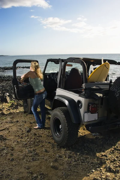 Mulher com SUV na praia — Fotografia de Stock
