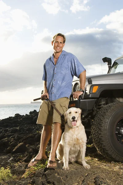Άνθρωπος και σκύλος από suv στην παραλία — Φωτογραφία Αρχείου