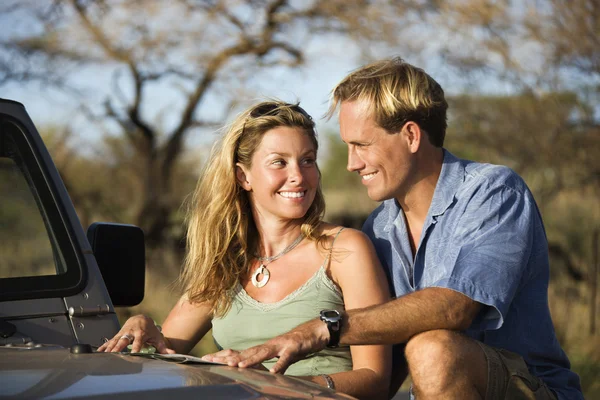 Couple With Map on Car Hood — Stock Photo, Image