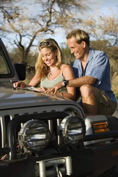 Couple With Map on Car Hood — Stock Photo, Image