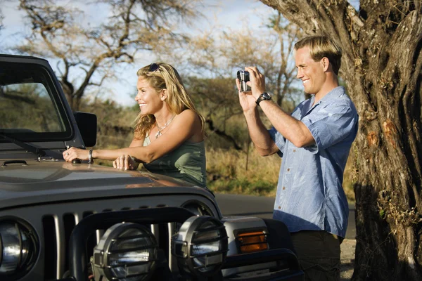 Turist par stående med bil — Stockfoto