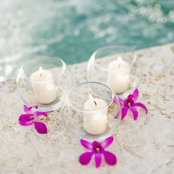Svíčky a orchideje. — Stock fotografie