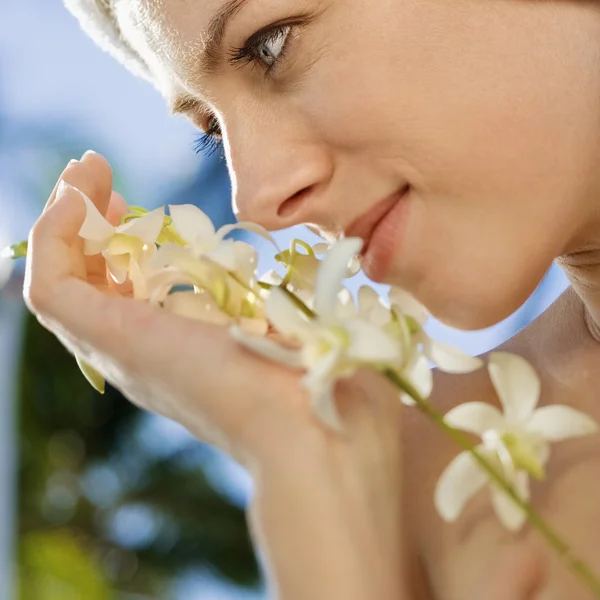 Kvinna med blommor. — Stockfoto