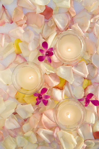 Svíčky a květiny. — Stock fotografie