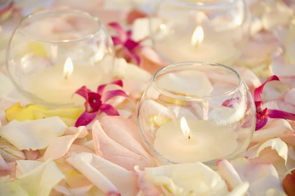 Velas e flores . — Fotografia de Stock