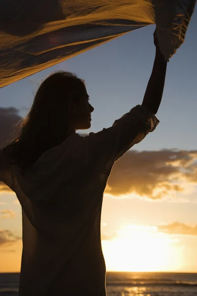 Frau bei Sonnenuntergang. — Stockfoto