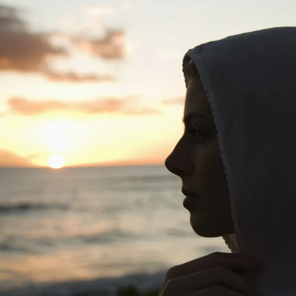 Kvinna på kusten. — Stockfoto