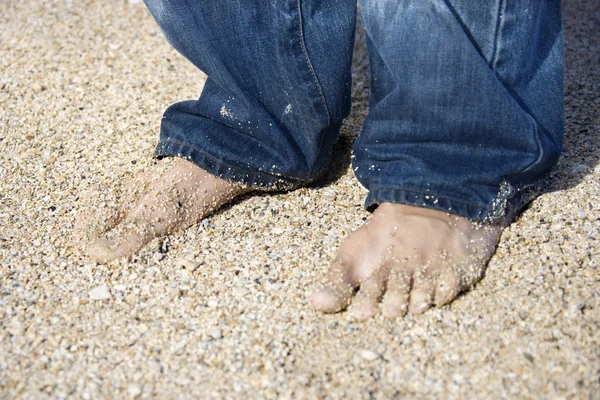 Männliche Füße am Strand. lizenzfreie Stockbilder