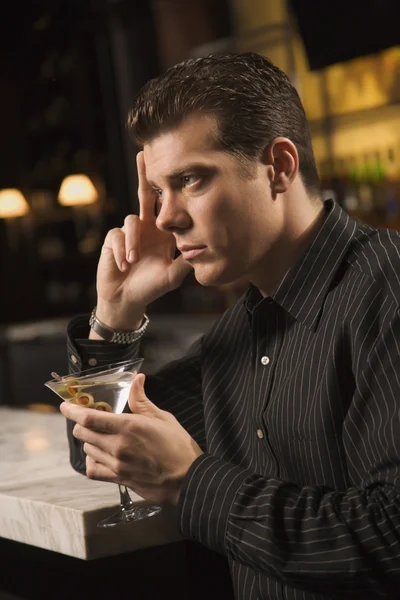 Hombre bebiendo martini . Fotos De Stock Sin Royalties Gratis