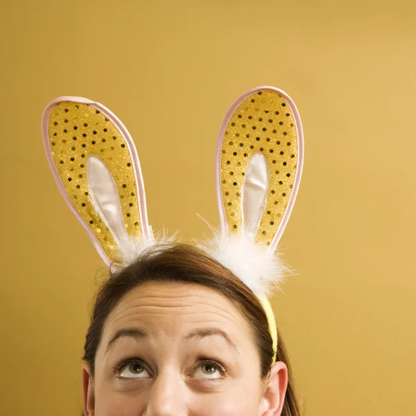 Vrouw konijn oren dragen. Stockafbeelding