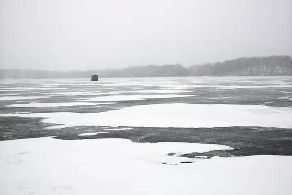 Scénic zamrzlé jezero. — Stock fotografie