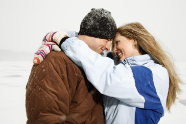 Karda sarılma Çift