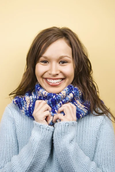 Mujer con bufanda . — Foto de Stock