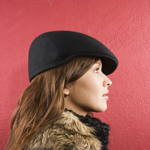 Žena nosí klobouk. — Stock fotografie