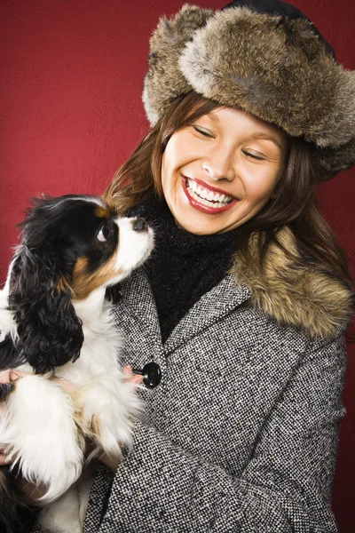개를 안고 있는 여자. — 스톡 사진