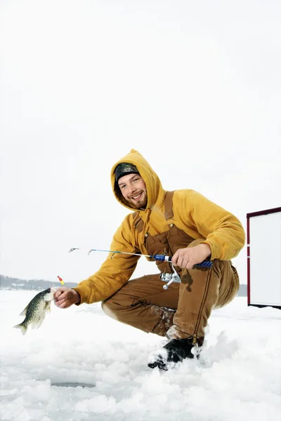 Ο άνθρωπος την αλιεία στον πάγο — Φωτογραφία Αρχείου