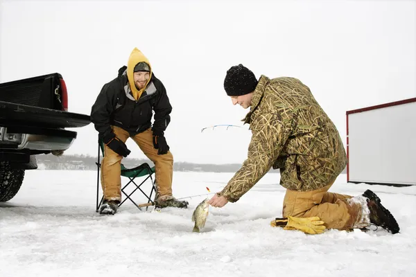 Uomini pesca sul ghiaccio — Foto Stock