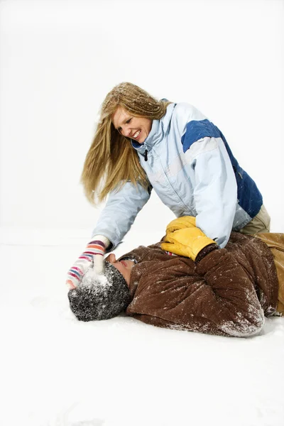 在雪地里玩耍的年轻夫妇 — 图库照片