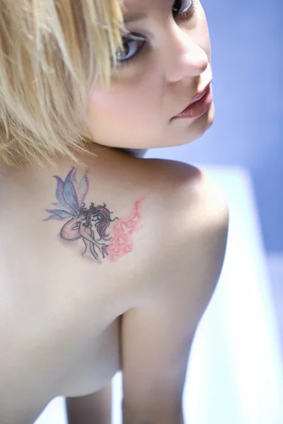 Žena s tetováním. — Stock fotografie