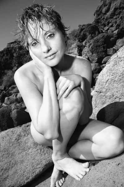 Donna nuda sulle rocce . — Foto Stock