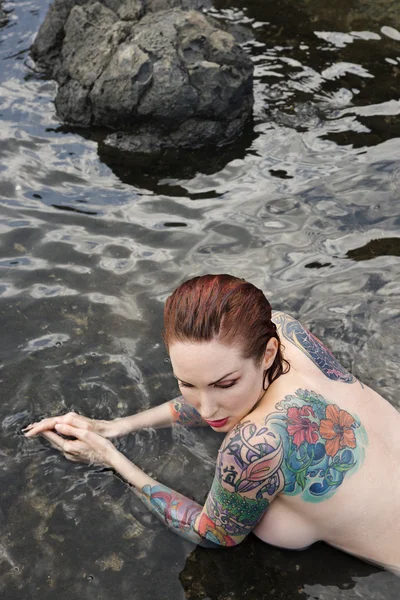 Sexy mujer desnuda tatuada . — Foto de Stock