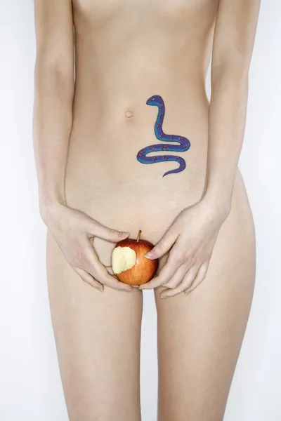 裸の若い入れ墨の女性. — ストック写真