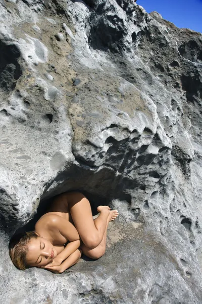 Γυμνή γυναίκα στη φύση. — Φωτογραφία Αρχείου