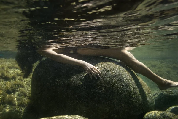 Nackte Frau unter Wasser. — Stockfoto