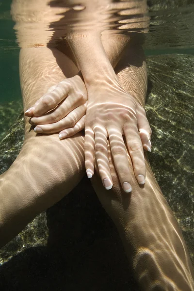 Nackte Frau unter Wasser. — Stockfoto
