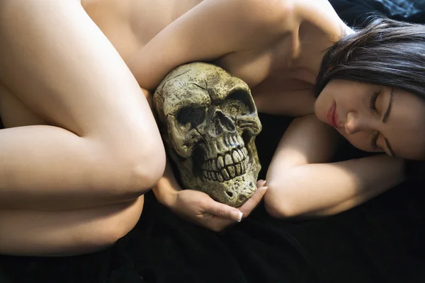 Nude woman with skull. — Stock Photo, Image