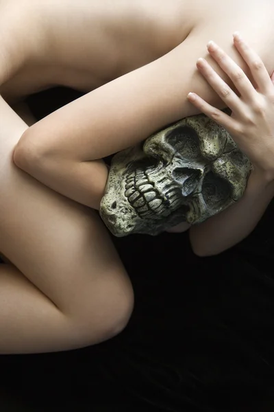 Femme nue avec crâne . — Photo
