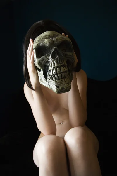 Çıplak kadın holding kafatası. — Stok fotoğraf
