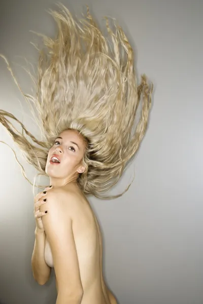 Sexy žena s foukání vlasů. — Stock fotografie