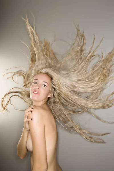 Mulher nua com cabelo soprando . — Fotografia de Stock