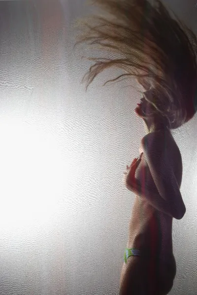 Frau schleudert Haare. — Stockfoto