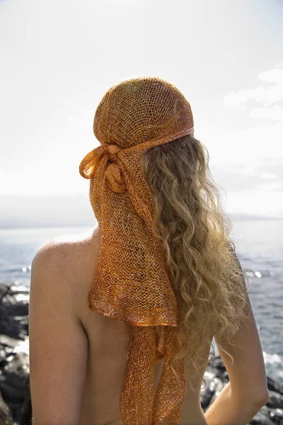 Donna nuda sulla costa . — Foto Stock