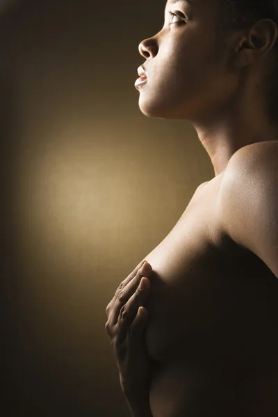 Mulher com a mão no peito . — Fotografia de Stock