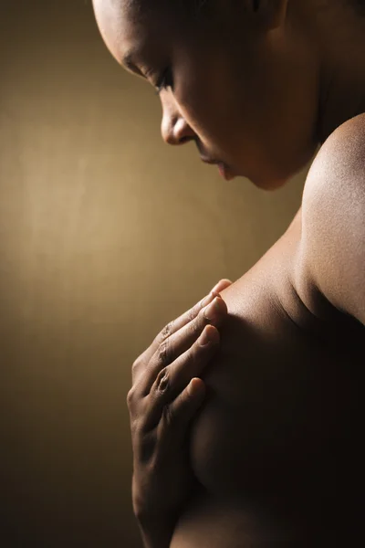 Женщина с рукой на груди . — стоковое фото