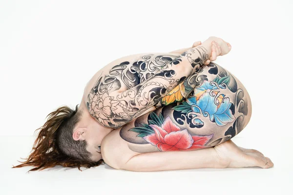 Femme nue tatouée sur le côté — Photo