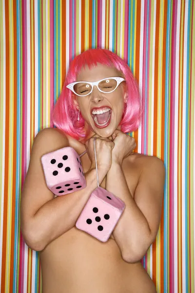 Женщина в розовом парике. — стоковое фото