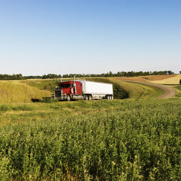 Semi vrachtwagen op landelijke weg. — Stockfoto
