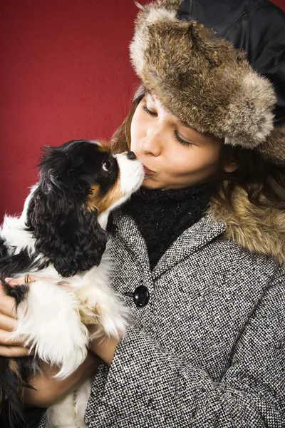 Mujer besando perro . Imagen De Stock