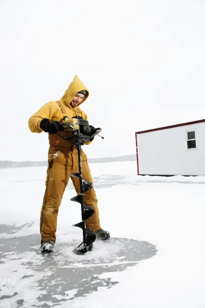 얼음에 남자 드릴링 구멍 로열티 프리 스톡 사진