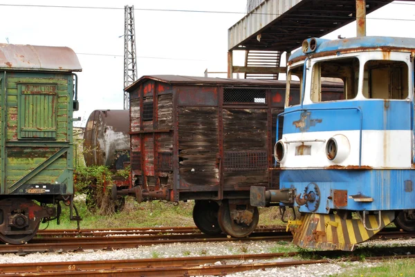老铁路货车、 铁路电机 — 图库照片