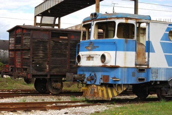 Vecchi vagoni ferroviari e motori — Foto Stock