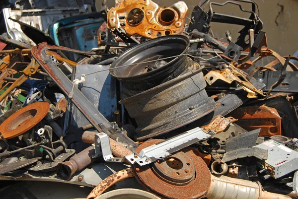 Pilha de sucata de peças de automóveis usados — Fotografia de Stock